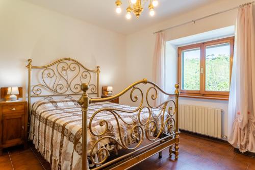une chambre avec un lit et une fenêtre dans l'établissement Casa mia, à Castelnuovo di Garfagnana