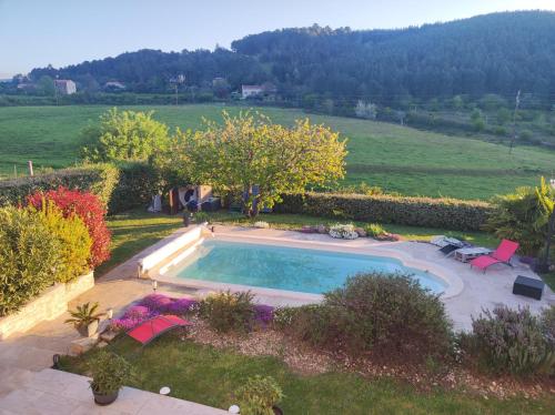 - une vue sur la piscine dans la cour dans l'établissement Gîte la Pradelienne en Cévennes avec piscine privée, 