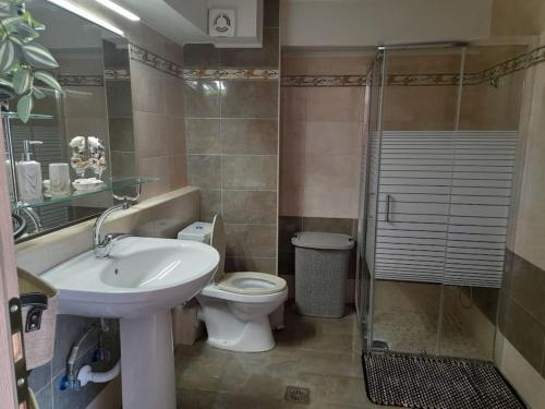 y baño con lavabo, aseo y ducha. en Thea's country house, en Argyroupolis