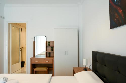 ein Wohnzimmer mit einem Sofa und einem Spiegel in der Unterkunft Thessaloniki Center Deluxe Apartment in Thessaloniki