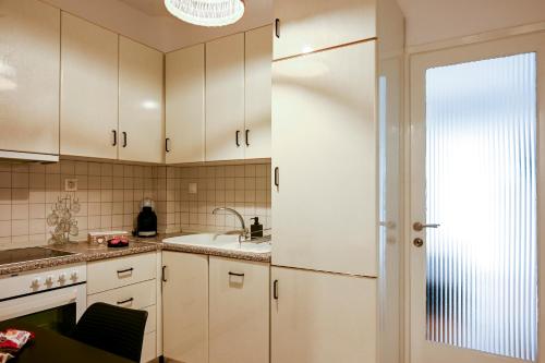 Η κουζίνα ή μικρή κουζίνα στο Thessaloniki Center Deluxe Apartment