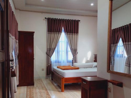 魯騰的住宿－Kopa HillTop Family GuestHome，一间小卧室,配有床和窗户
