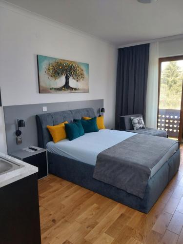 1 dormitorio con 1 cama grande y lavamanos en Apartman Stella Rossa, en Palić