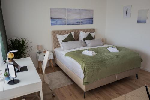 a bedroom with a bed with a desk and a bed sidx sidx sidx at Südstrand, Zentral, Balkon, Wifi, Fahrstuhl, Parken in Wilhelmshaven