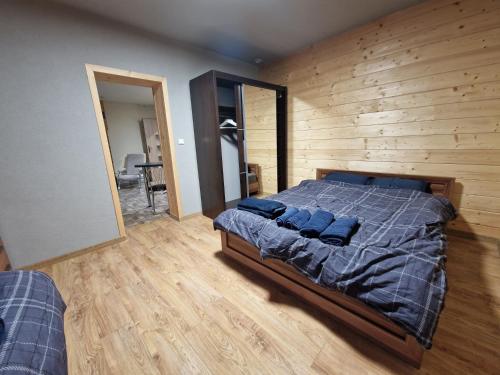 A bed or beds in a room at Dom ranczo na wyłączność ogrodzony, las, ogród, grill, klimatyzacja
