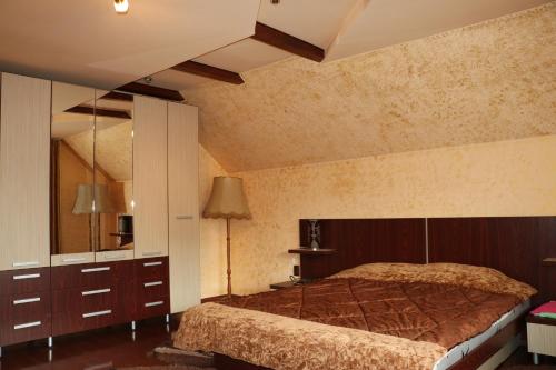 ein Schlafzimmer mit einem großen Bett und einem Spiegel in der Unterkunft Amelia House in Făgăraş