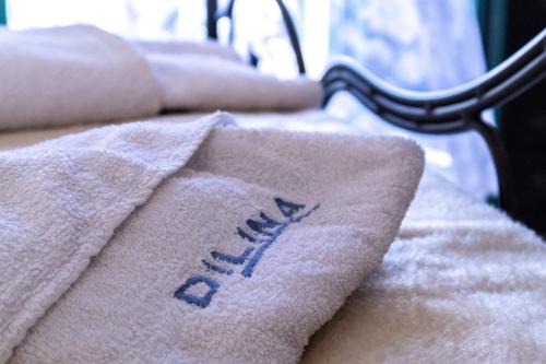 een deken met het woord mail zittend op een bed bij Dilina Studios in Arkasa