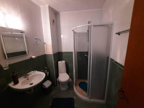 een badkamer met een douche, een toilet en een wastafel bij Central, 1 Bed Apt, 3* Yassen in Sunny Beach