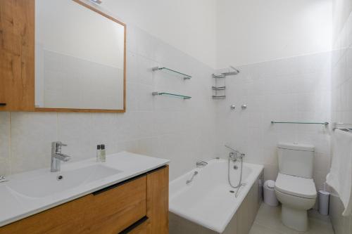 Un baño con lavabo, bañera e inodoro. en San Lameer Villa 2848 - 3 Bedroom Classic - 6 pax - San Lameer Rental Agency, en Southbroom