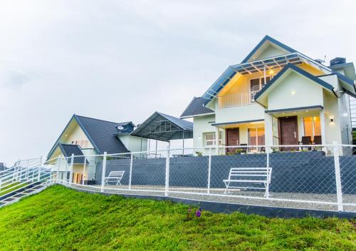 a row of houses behind a fence at Mount Tales Vagamon in Vagamon