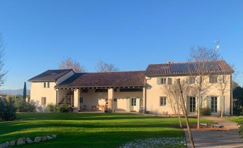 una gran casa blanca con un gran patio en Il Glicine - Natural BnB en Castello di Godego
