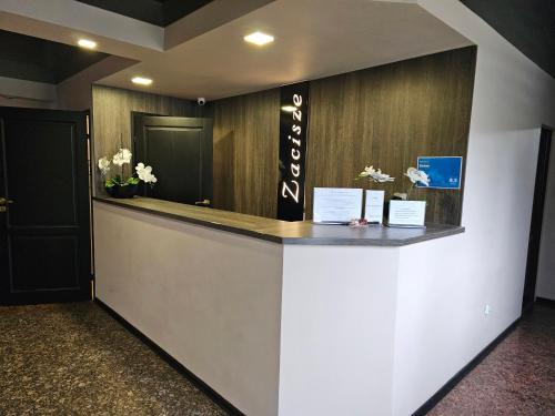 un vestíbulo con un mostrador de recepción con flores. en "Zacisze" en Zgierz