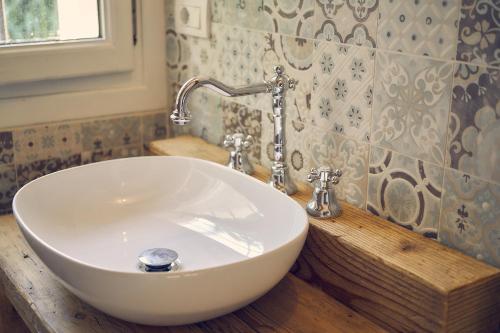a white sink on a wooden counter in a bathroom at Il Glicine - Natural BnB in Castello di Godego
