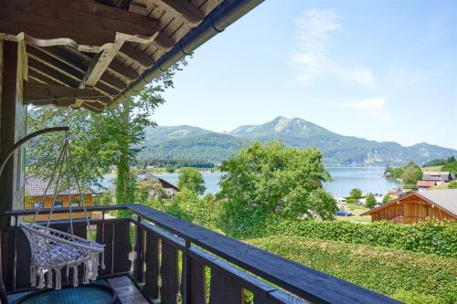 a balcony with a view of a lake and mountains at Ferienwohnungen Landhaus Gerum in St. Wolfgang