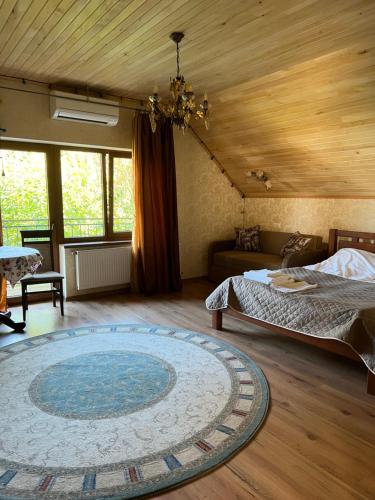 ein Schlafzimmer mit einem Bett und einem Teppich auf dem Boden in der Unterkunft Вiлла Тераса in Poljana