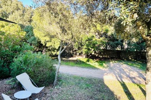 - des toilettes blanches assises dans l'herbe à côté d'un arbre dans l'établissement Charmant studio maquis vue citadelle de Bonifacio, à Bonifacio