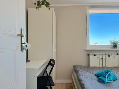 Postel nebo postele na pokoji v ubytování Van Gogh Room - 10 Minutes to Gdańsk Old Town & Sea