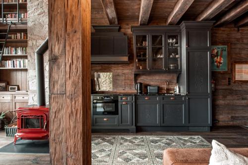 uma cozinha com armários pretos e um fogão em Le Chalet Skalite em Szczyrk