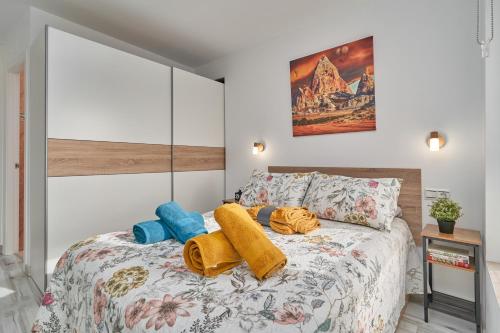 a bedroom with a bed with towels on it at Estudio Fetén Algarrobo Costa in Algarrobo-Costa