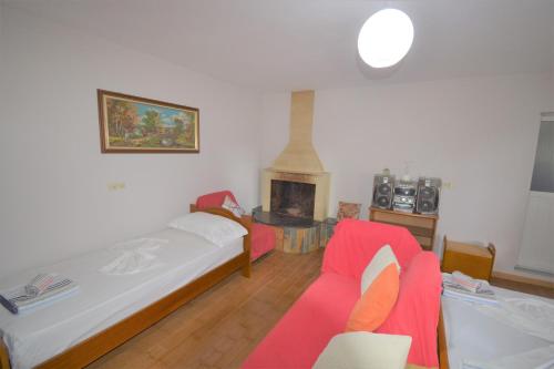 En eller flere senge i et værelse på Villa Shqiponja