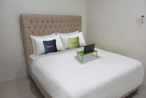 Posteľ alebo postele v izbe v ubytovaní Urbanview Hotel Mulia Banda Aceh