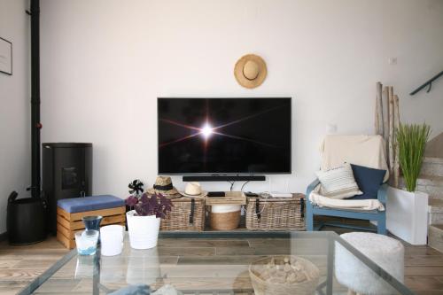 Televízia a/alebo spoločenská miestnosť v ubytovaní Casa Blue Port Banyuls Empuriabrava