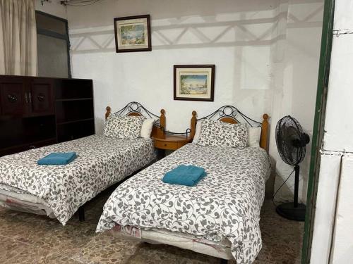 sypialnia z 2 łóżkami i wentylatorem w obiekcie bajo en casa unifamiliar terraza w Sewilli