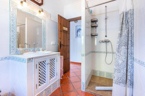 ein Badezimmer mit Waschbecken und Dusche in der Unterkunft Casa de los Sueños in Villanueva del Rosario