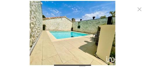 une piscine dans l'arrière-cour d'une maison dans l'établissement La Maison Blanche à Saint-Yzans-de-Médoc, à Saint-Yzans-de-Médoc