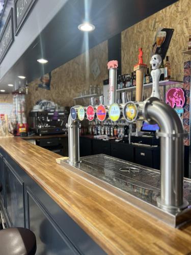 un bar avec deux robinets au-dessus d'un comptoir dans l'établissement Chez Marco, à La Gouesnière