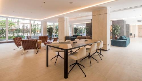 a dining room with a table and chairs at Hotel Ilunion San Sebastián in Donostia-San Sebastián