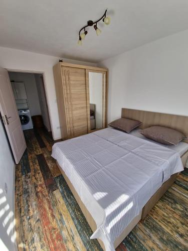 a bedroom with a large bed in a room at APARTAMENT 2 CAMERE in Bechet