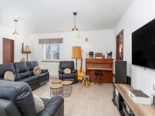 ein Wohnzimmer mit Sofa und Klavier in der Unterkunft Apartment Brletic in Kastav