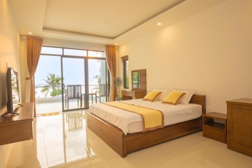 1 dormitorio con 1 cama y balcón en West Life Bungalow Phu Quoc en Phu Quoc