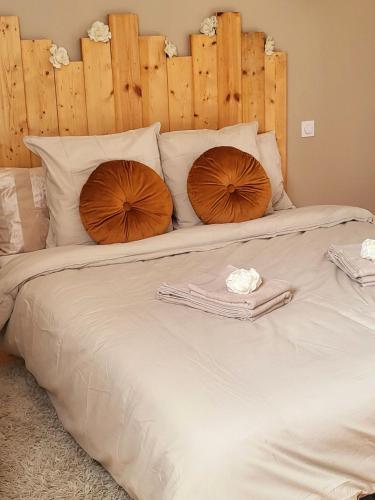 - un lit avec 2 oreillers et 2 serviettes dans l'établissement Villa Maélie, à Uzès