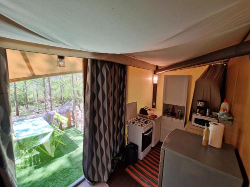 une pièce avec une tente avec une cuisine et une fenêtre dans l'établissement Lodge de Charme 2 Chambres, à Ghisoni