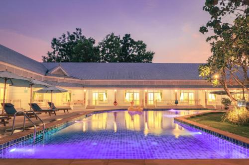 een zwembad met paarse lichten in een huis bij Tubtim Siam River Kwai Resort in Kanchanaburi
