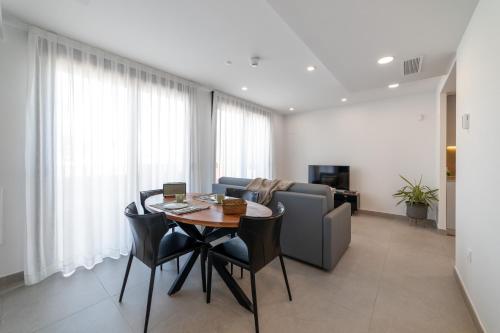 Ruang duduk di Alidreams Lola Center Apartamentos