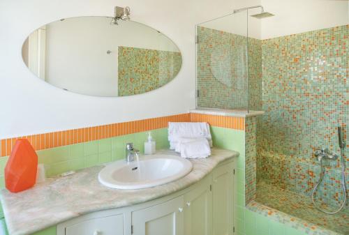 bagno con lavandino, specchio e doccia di Ag Sorrento Rooms a Sorrento