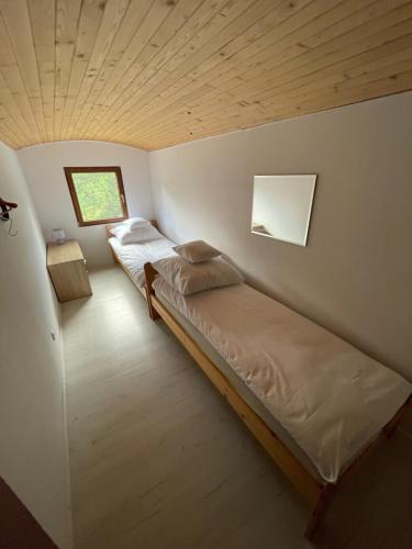 Giường trong phòng chung tại Domek LUKA