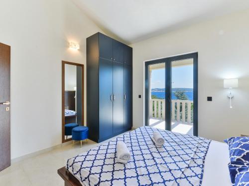 Postel nebo postele na pokoji v ubytování Beachfront Villa Mediterranea