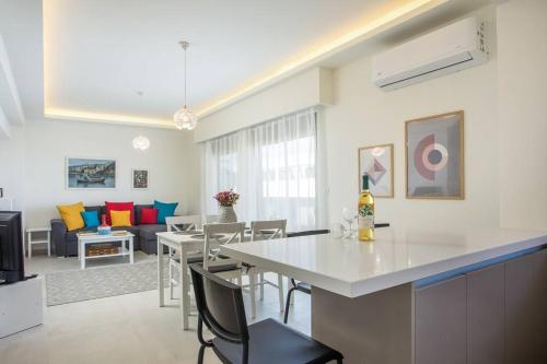 cocina y sala de estar con mesa y sillas en Cozy Apartment in the heart of Rhodes City Center en Rodas