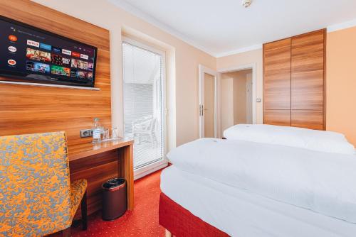 Postel nebo postele na pokoji v ubytování Hotel Isartor