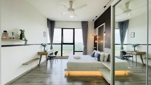 een hotelkamer met een bed en een bureau bij 【Southkey】HappyHome 1BR 4Pax near Midvalley in Johor Bahru