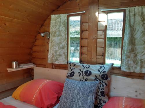 una camera con un letto in una baita di tronchi di Campingfass Almtal a Scharnstein