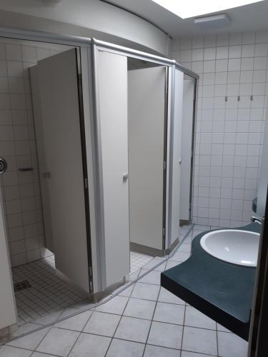 bagno con vasca, doccia e lavandino di Campingfass Almtal a Scharnstein