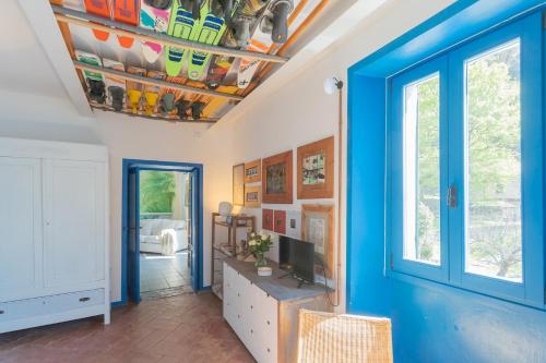 un salon avec des murs bleus et un plafond bleu dans l'établissement Deriva Apartment on Careno's Beach by Rent All Como, à Nesso