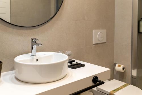 Bilik mandi di Alidreams Lola Center Apartamentos