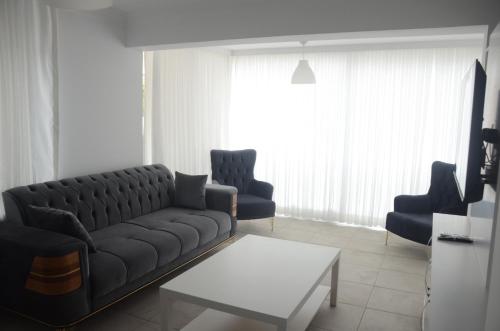 - un salon avec un canapé et deux chaises dans l'établissement Valeri Beach Hotel, à Kemer