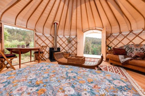 Una habitación con una cama grande en una yurta en Luxury yurt glamping at Littlegrove en Adventure Bay